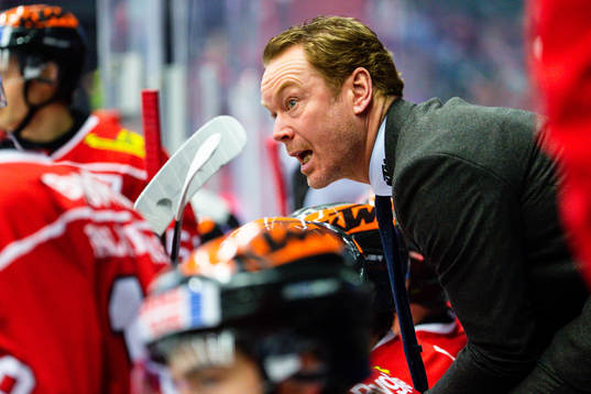 Örebros tränare Niklas Erikssonunder ishockeymatchen i