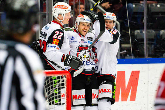 Malmö Redhawks Frederik Storm jublar med lagkamrater