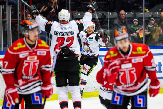 Malmö Redhawks Frederik Storm jublar med lagkamrater