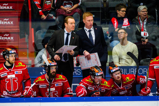 Örebros tränare Niklas Eriksson och assisterande tränare