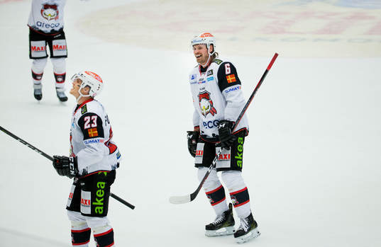 Malmö Redhawks Christoffer Forsberg och Stefan Warg jublar