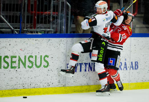 Örebros Patrik Virta får en smäll av Malmö Redhawks