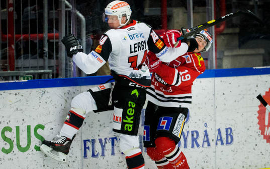 Örebros Patrik Virta får en smäll av Malmö Redhawks