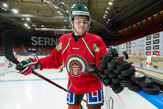 Frölundas Samuel Fagemo välter ut puckar på isen