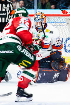 Frölundas Patrik Carlsson med målchans framför Växjös