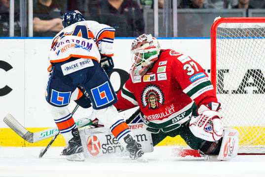 Växjös Niclas Burström och Frölundas målvakt Johan