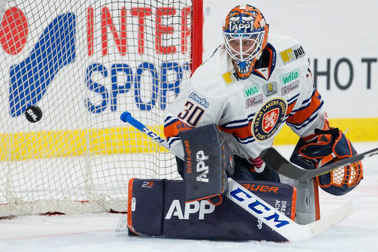 Växjös målvakt Viktor Fasth med en räddning