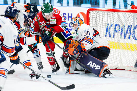 Frölundas Rhett Rakhshani och Växjös målvakt Viktor