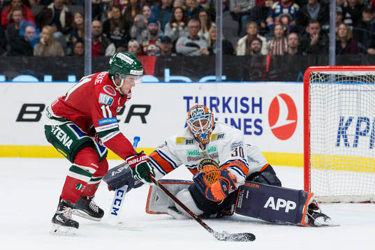 Frölundas Samuel Fagemo rundar Växjös målvakt Viktor