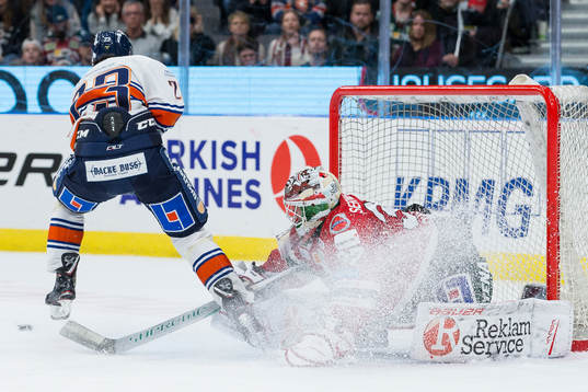 Frölundas målvakt Johan Gustafsson räddar en straff