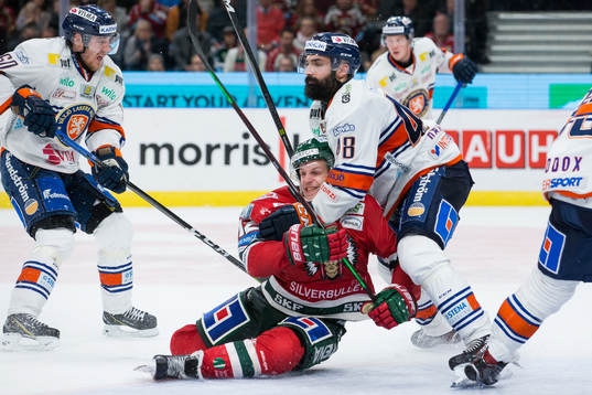 Frölundas Max Friberg stoppas av Växjös Daniel Rahimi