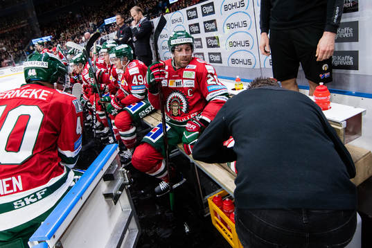 Frölundas Joel Lundqvist får sin skridsko fixad