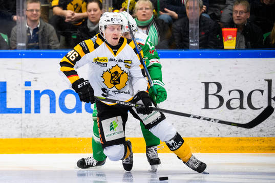 Rögles Taylor Matson tacklar Skellefteås Mathis Olimb
