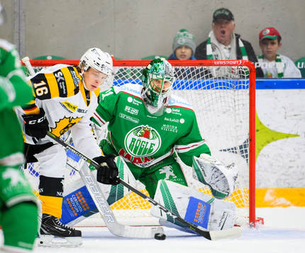 Skellefteås Linus Lindström oroar framför Rögles