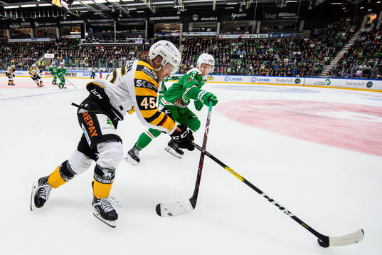 Rögles Daniel Bertov försvarar mot Skellefteås Oscar