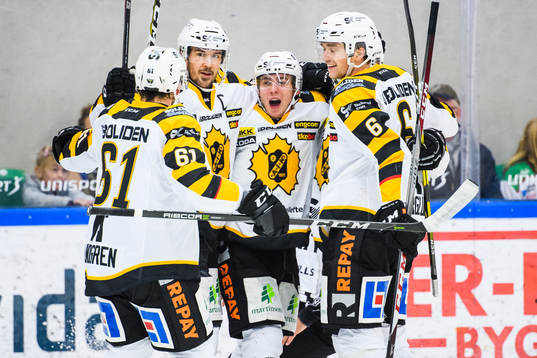 Skellefteås Andreas Wingerli jublar med lagkamrater