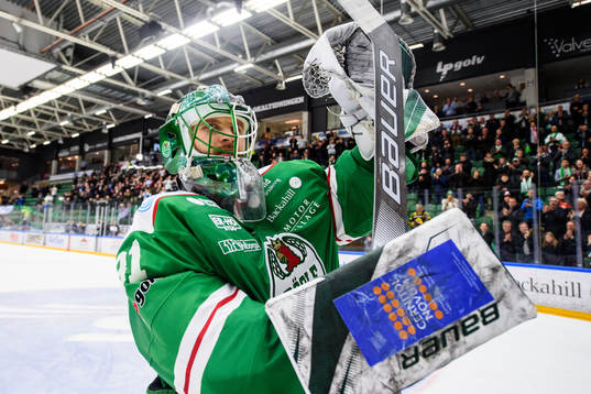 Rögles målvakt Ville Kolppanen jublar