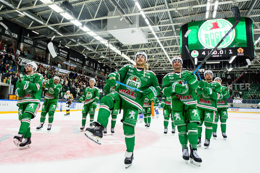 Rögles Olle Liss och Kodie Curran jublar