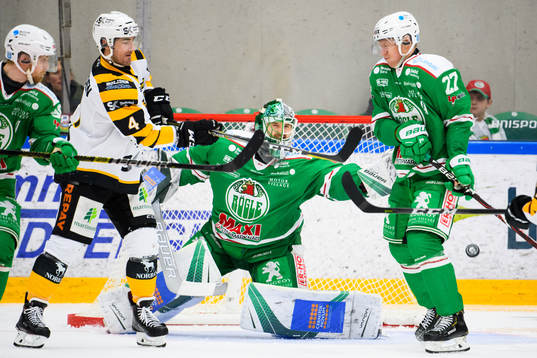 Skellefteås Bud Holloway oroar vid Rögles målvakt Ville