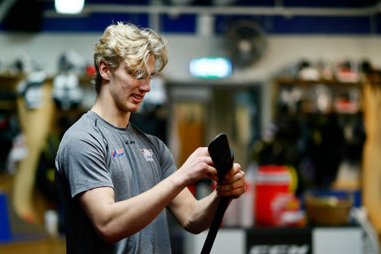 Linköpings Johan Södergran tejpar klubban