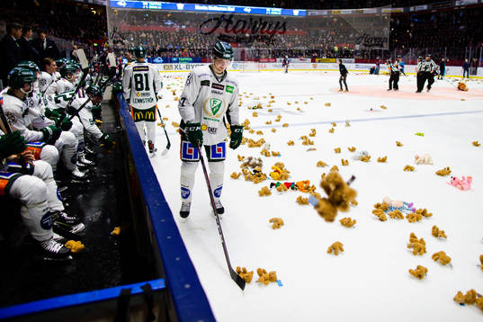 "Teddy bear toss", nallar kastas in på isen