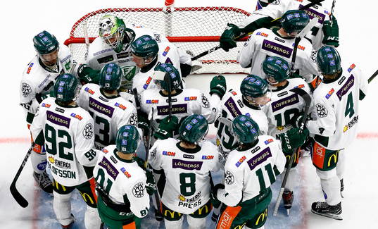 Färjestads spelare jublar och tackar målvakt Markus