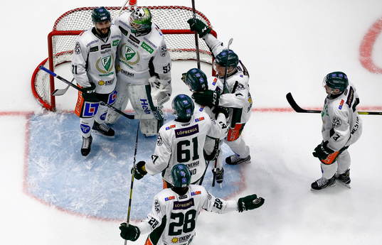 Färjestads spelare jublar och tackar målvakt Markus