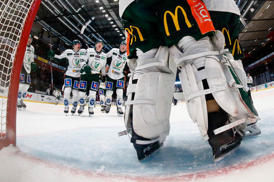 Färjestads spelare jublar och tackar målvakt Markus