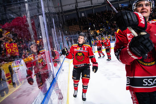 Luleås Erik Gustafsson och Karl Fabricius jublar