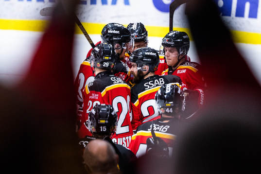 Luleås Jack Connolly, i mitten, jublar