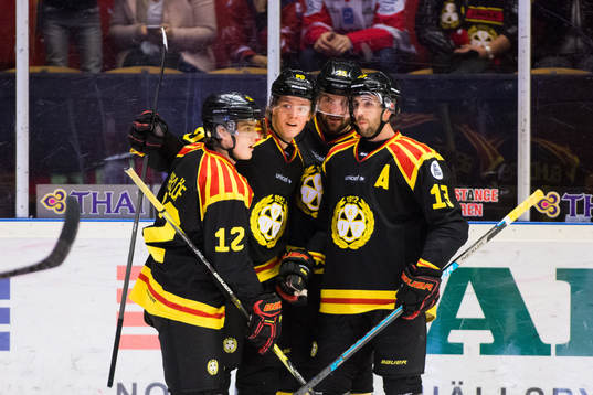Brynäs Jesper Boqvist jublar med lagkamrater