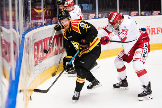 Brynäs Joachim Rohdin tacklas av Timrås Morten Madsen