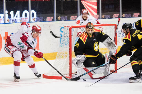 Målchans framför Brynäs målvakt Joacim Eriksson