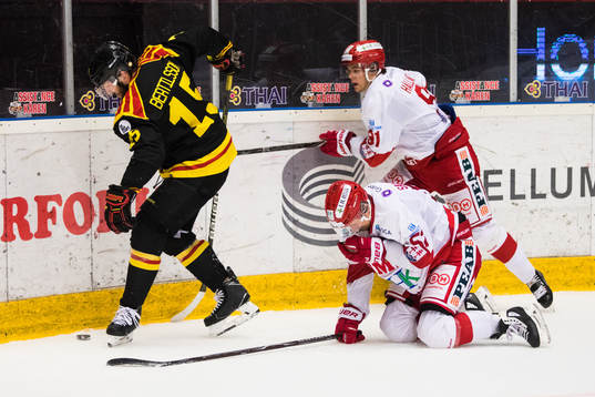 Brynäs Simon Bertilsson med pucken och Timrås Johannes