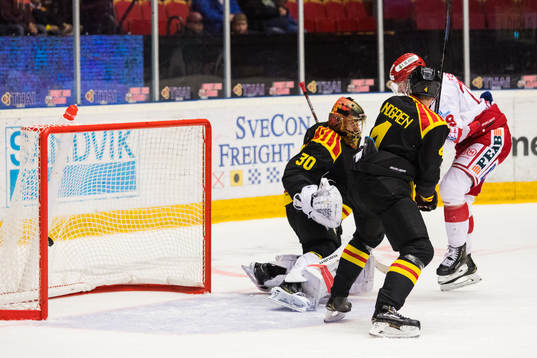 Timrås Anton Wedin (ej i bild) gör 2-1 på Brynäs