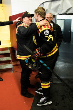 Brynäs Daniel Mannberg gratuleras av sin pappa
