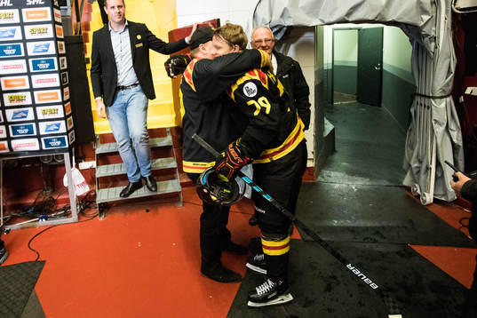 Brynäs Daniel Mannberg gratuleras av sin pappa