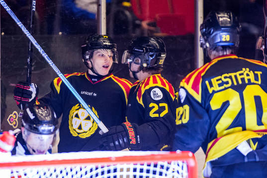 Brynäs Daniel Mannberg jublar med sina lagkamrater