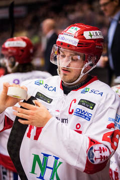 Timrås Hampus Larsson tejpar en klubba