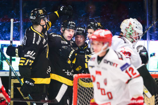 s Anton Holm jublar med lagkamrater