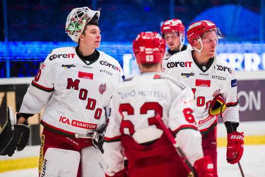 Modos målvakt Linus Lundin deppar med lagkamrater