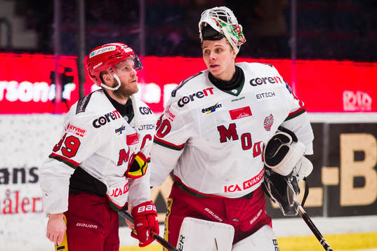 Modos målvakt Linus Lundin deppar