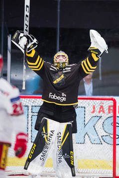 s målvakt Erik Källgren jublar