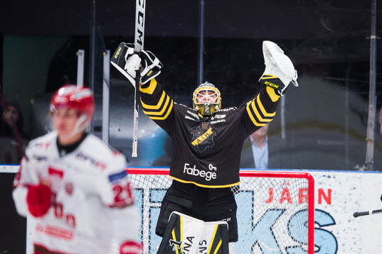 s målvakt Erik Källgren jublar
