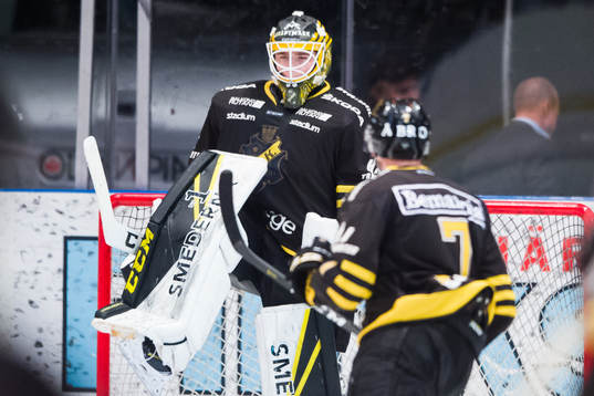 s målvakt Erik Källgren jublar