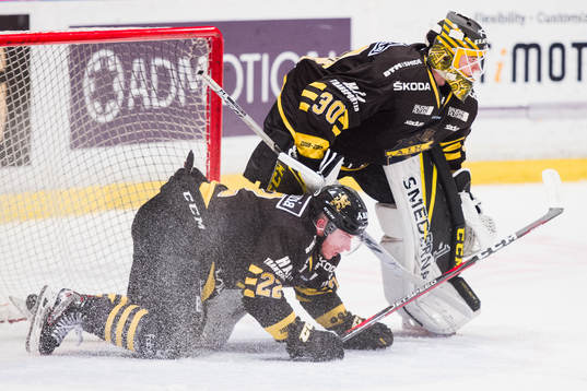 s Andreas Hjelm åker in i egen målbur bakom målvakt Erik