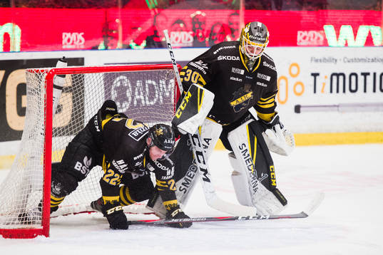 s Andreas Hjelm åker in i egen målbur bakom målvakt Erik