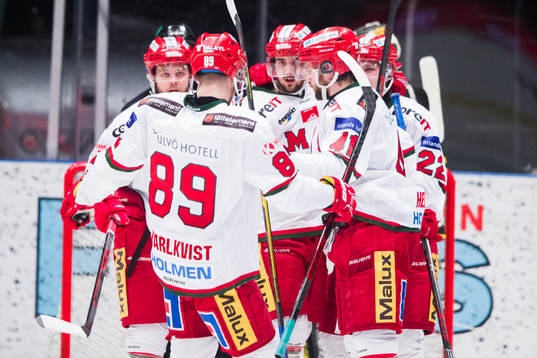 Modos Jonathan Johnsson jublar med lagkamrater