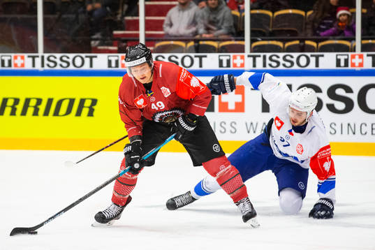 Rhett Rakshani of Frölunda and Radim Zohorna of Kometa Brno