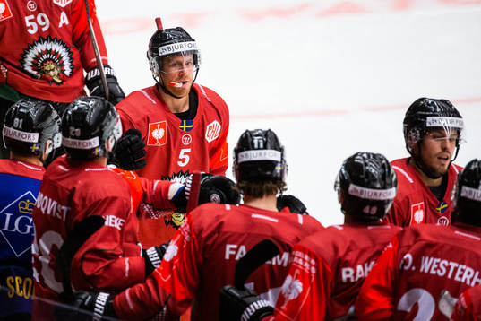 Chay Genoway of Frölunda celebrate with team mates